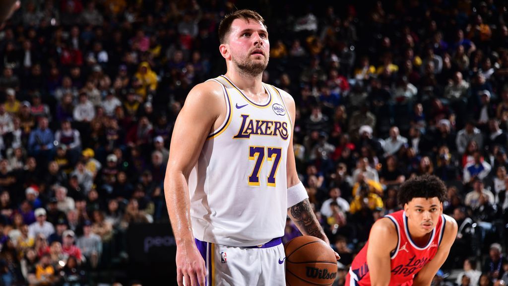 Lakers perdem Luka Doncic por contusão na perna contra Clippers Lakers lose Luka Doncic to leg contusion vs. Clippers