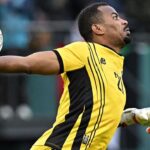 Goleiro desmaia durante jogo da Copa Africana, mas permanece em campo Goleiro dá susto, desmaia durante jogo da Copa Africana de Nações, mas continua em campo