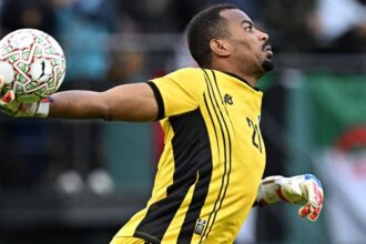 Goleiro dá susto, desmaia durante jogo da Copa Africana de Nações, mas continua em campo