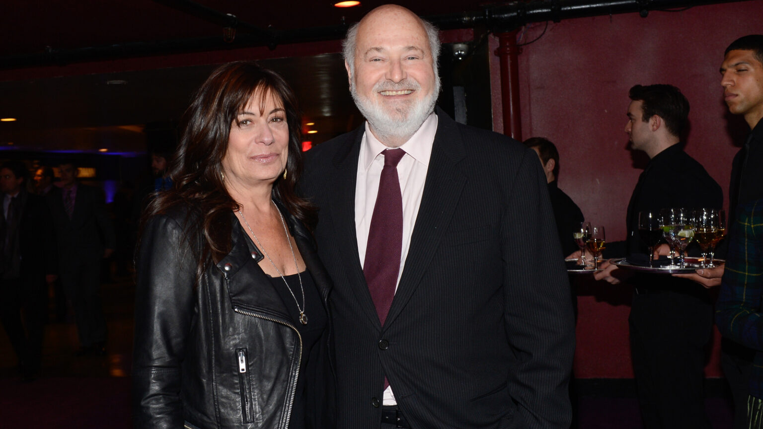 Rob Reiner e esposa são mortos em casa em Brentwood Director Rob Reiner and wife Michele Singer stabbed to death in Brentwood home, sources tell ABC News