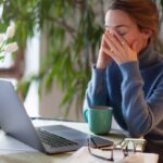 Cansaço emocional como sinal de alerta crescente Ícone de sino para notificações