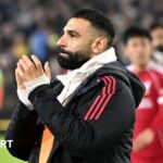 Pundits criticam Mohamed Salah por entrevista polêmica Mohamed Salah applauds Liverpool supporters after draw at Leeds
