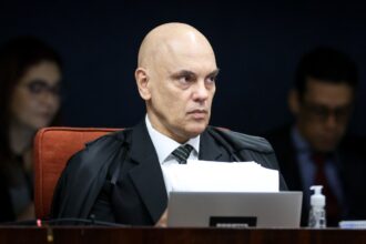 Decisão de Moraes sobre Zambelli gera reação imediata no Congresso e eleva tensão entre STF e Câmara