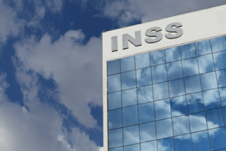 Fachada INSS nublado.png