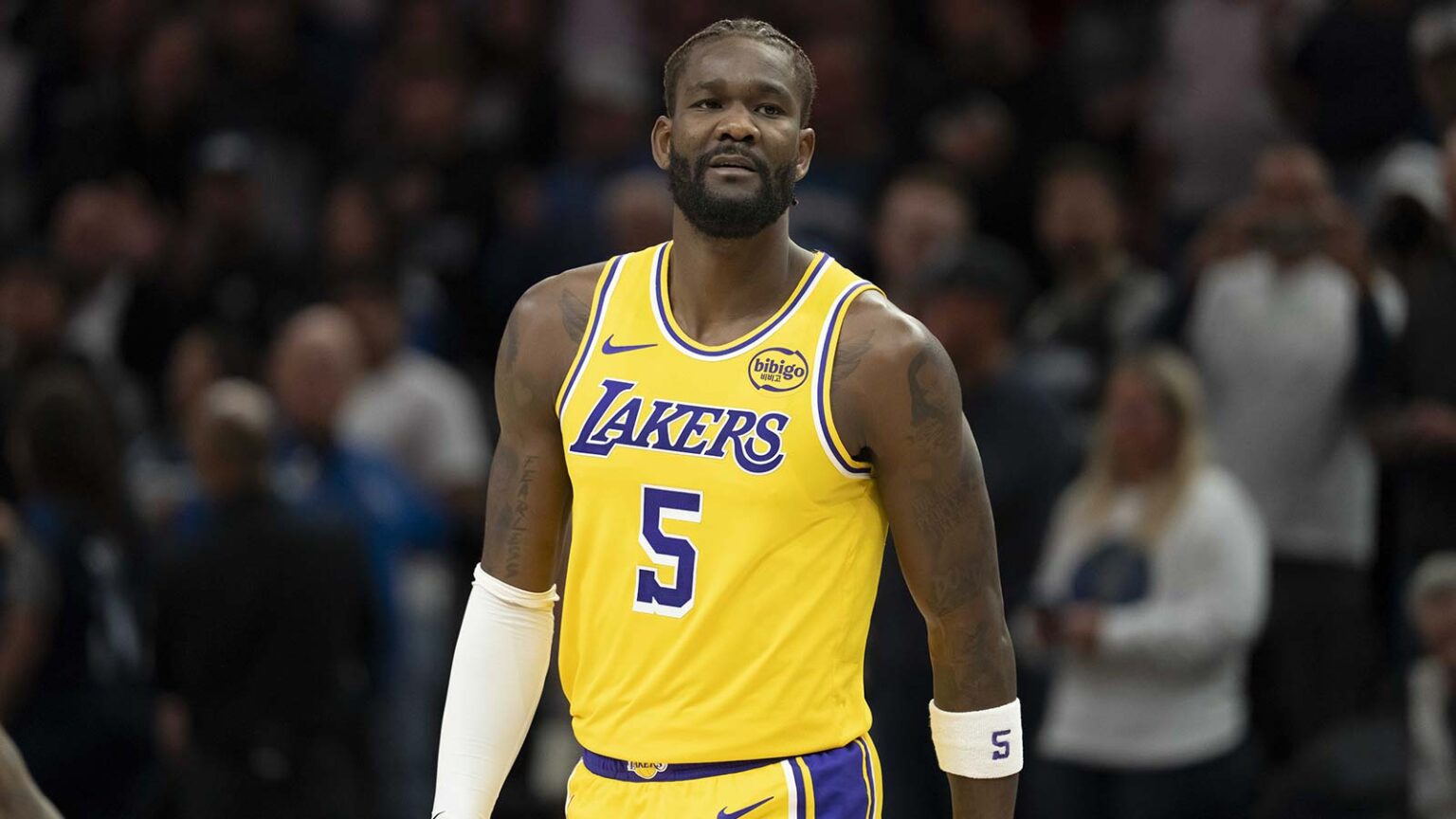 Deandre Ayton e Mark Williams quase se enfrentam em jogo tenso ClutchPoints Logo