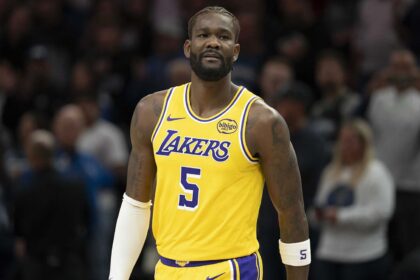 Deandre Ayton e Mark Williams quase se enfrentam em jogo tenso ClutchPoints Logo