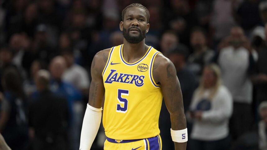 Deandre Ayton e Mark Williams quase se enfrentam em jogo tenso ClutchPoints Logo