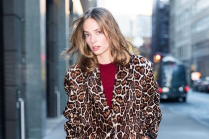 Maya Hawke ensina truque simples para usar estampa de leopardo Maya Hawke's Easy Color Trick for Styling Leopard Print