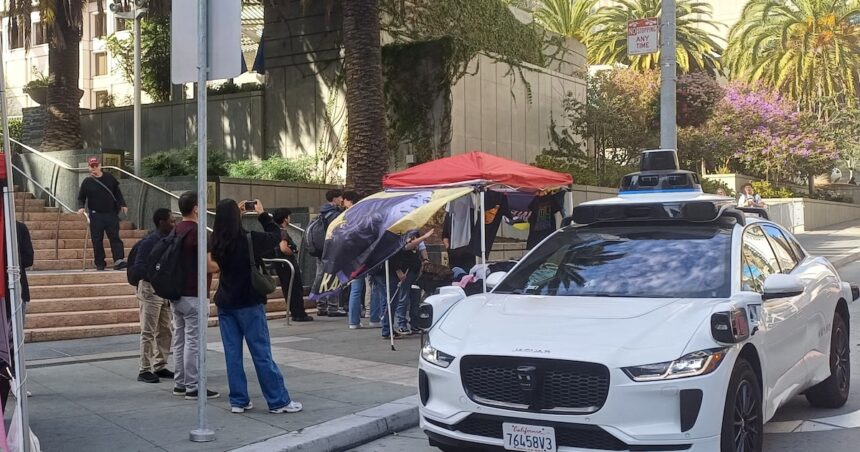 Waymo suspende carros autônomos em São Francisco após apagão causar caos no trânsito