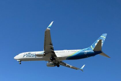 Passageiro tenta abrir porta de avião: "Vamos morrer" Pasażer próbował otworzyć drzwi samolotu. "Wszyscy zginiemy"