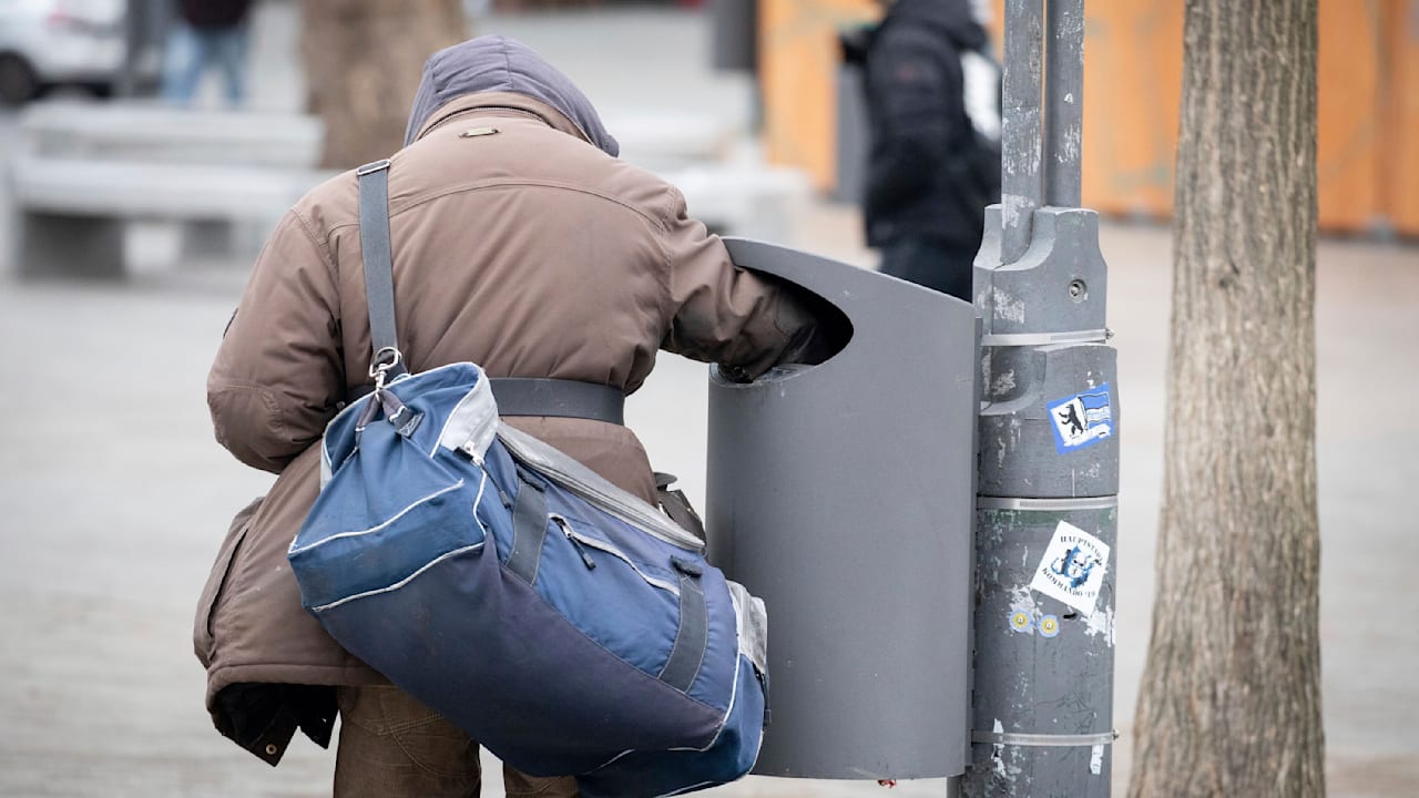 Stuttgart: Obdachloser spendet 200 Euro Flaschenpfand für Mütter in Not | Regional