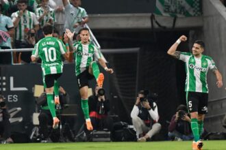 Antony y Pellegrini dialogan tras el Betis-Lyon