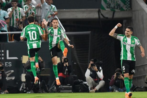 Antony y Pellegrini dialogan tras el Betis-Lyon