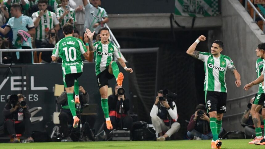 Antony y Pellegrini dialogan tras el Betis-Lyon