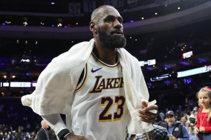 LeBron James jogará contra os Clippers hoje à noite? Download app from appStore