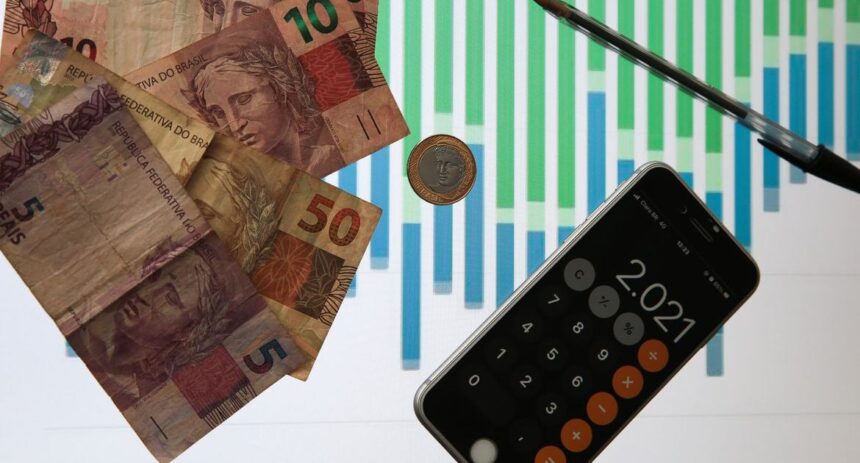 2ª parcela do 13º deve ser paga até hoje; tire dúvidas