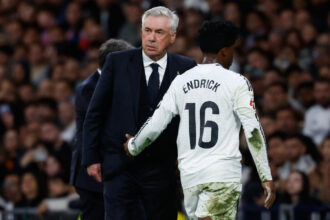 Endrick desembarca na França e bate recorde em rede social do Lyon antes de estrear