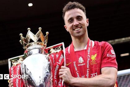 Filhos de Diogo Jota serão mascotes no Liverpool x Wolves Diogo Jota holding the Premier League trophy while playing for Liverpool in May