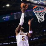 Deandre Ayton sai de vitória dos Lakers com contusão no joelho Lakers' Deandre Ayton exits win vs. Jazz with knee contusion