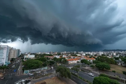 Ciclone provoca temporais; entenda os horários de risco Ciclone deve gerar temporais nesta segunda (8); veja os horários mais perigosos