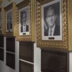 Casa Branca instala placas em fotos de ex-presidentes Com provocações, Casa Branca instala placas em fotos de ex-presidentes