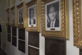 Com provocações, Casa Branca instala placas em fotos de ex-presidentes