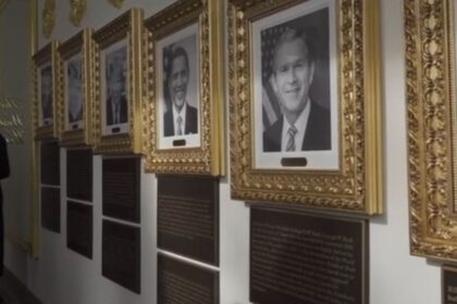 Com provocações, Casa Branca instala placas em fotos de ex-presidentes