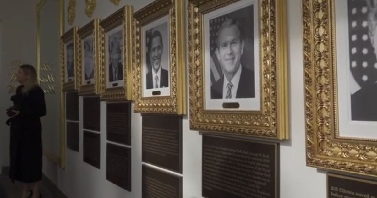 Casa Branca instala placas em fotos de ex-presidentes Com provocações, Casa Branca instala placas em fotos de ex-presidentes
