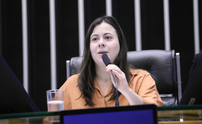 Sâmia propõe exclusão de empresas com condenação por assédio moral Sâmia quer excluir de licitações empresas condenadas por assédio moral