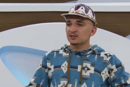 João Gomes fala sobre o impacto dos haters em sua autoestima João Gomes no Roda Viva, falando, sério, de casaco e chapéu