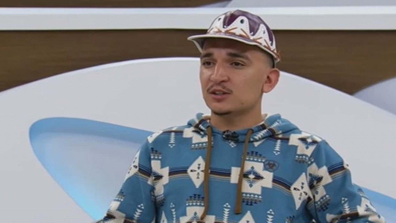 João Gomes fala sobre o impacto dos haters em sua autoestima João Gomes no Roda Viva, falando, sério, de casaco e chapéu