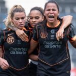 Corinthians precisa de empate contra São Paulo na semi do Paulistão Jogadoras do Corinthians comemoram gol marcado contra o São Paulo no Paulistão Feminino