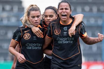 Corinthians precisa de empate contra São Paulo na semi do Paulistão Jogadoras do Corinthians comemoram gol marcado contra o São Paulo no Paulistão Feminino