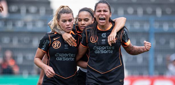 Jogadoras do Corinthians comemoram gol marcado contra o São Paulo no Paulistão Feminino