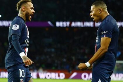 Neymar e Mbappé comemoram gol do PSG sobre o Olympique de Marselha em jogo do Campeonato Francês