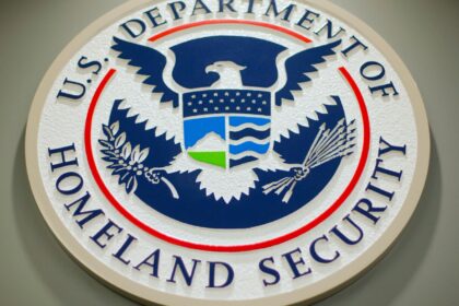 Administração Trump propõe mudanças no sistema de vistos H-1B Trump administration moves to overhaul H-1B visa system