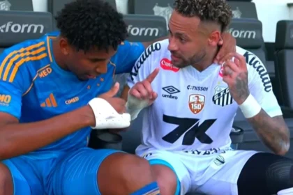 Neymar conversa com jovem do Cruzeiro após bate-boca Neymar tem papo com jovem do Cruzeiro após tentativa de 'chapéu' e bate-boca