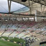Festa da torcida do Flamengo no Maracanã em homenagem à Libertadores Torcida do Flamengo prepara festa para Maracanã lotado com bandeiras, escudos do clube e homenagem ao título da Libertadores