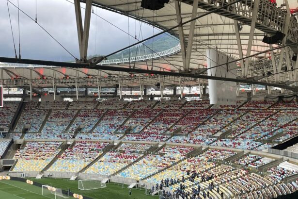 Torcida do Flamengo prepara festa para Maracanã lotado com bandeiras, escudos do clube e homenagem ao título da Libertadores