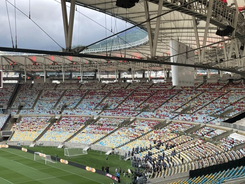 Torcida do Flamengo prepara festa para Maracanã lotado com bandeiras, escudos do clube e homenagem ao título da Libertadores