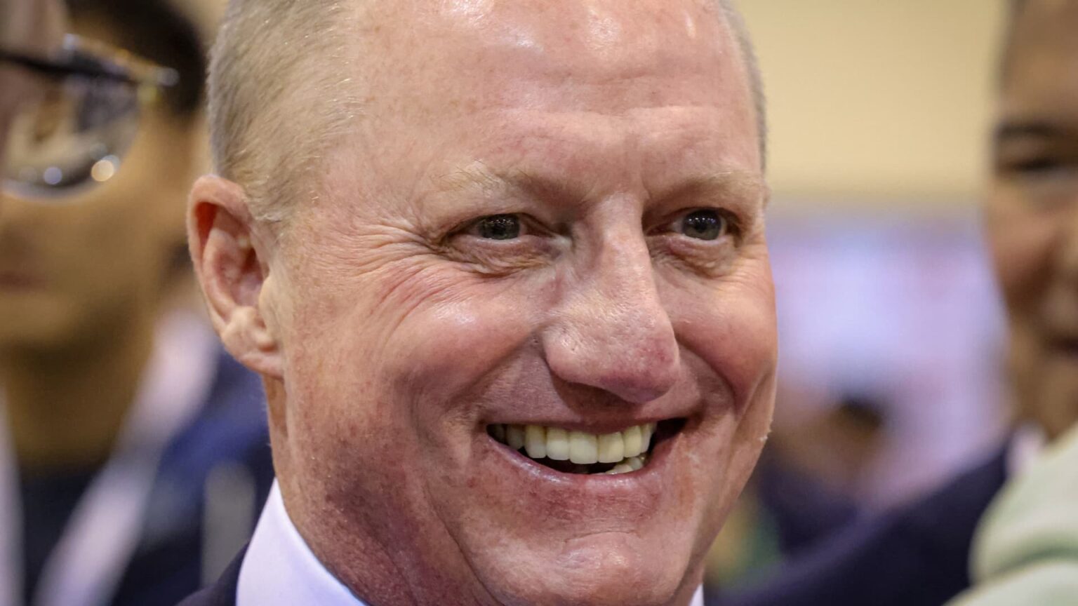 Berkshire Hathaway aumenta salário do novo CEO Greg Abel para $25 mi Berkshire Hathaway lifts new CEO Greg Abel’s salary to $25 million