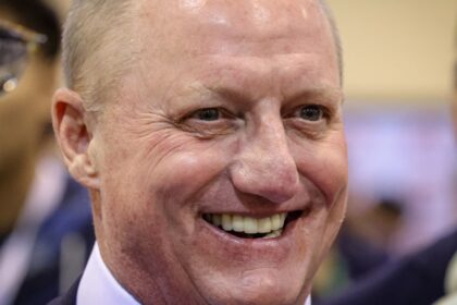 Berkshire Hathaway aumenta salário do novo CEO Greg Abel para $25 mi Berkshire Hathaway lifts new CEO Greg Abel’s salary to $25 million