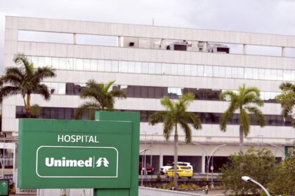 Hospitais decidem descredenciar Unimed Ferj e pedem ação da ANS Assembleia de redes de hospitais decide pelo descredenciamento da Unimed Ferj e pede ação da ANS contra plano