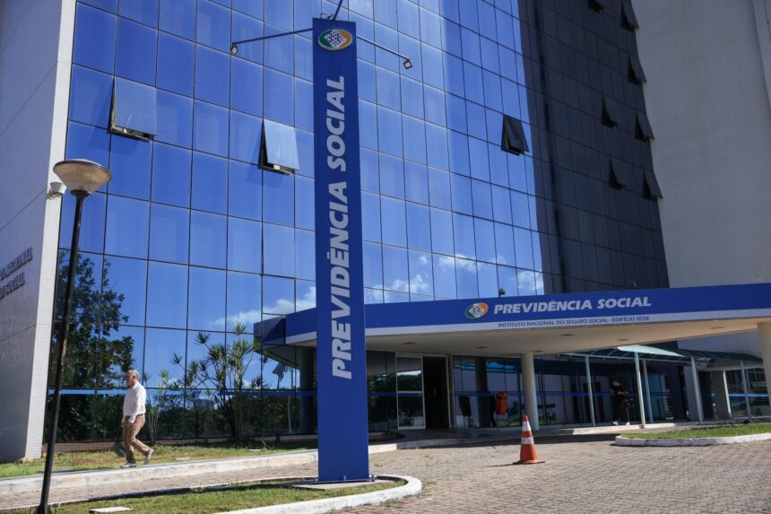 Aposentadorias e pensões do INSS acima do salário mínimo são reajustadas em portaria do governo; veja valores