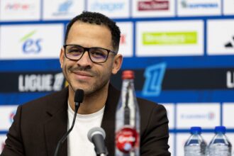 Chelsea anuncia Liam Rosenior, ex-Strasbourg, como novo treinador