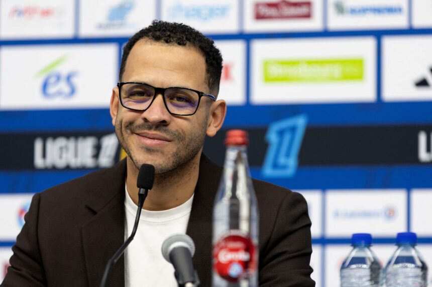 Chelsea confirma Liam Rosenior, ex-Strasbourg, como técnico Chelsea anuncia Liam Rosenior, ex-Strasbourg, como novo treinador
