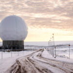 Acordo sobre Groenlândia é negado pela Dinamarca, afirma Trump Instalação de radar protegido com uma estrutura em forma de bola em campo nevado
