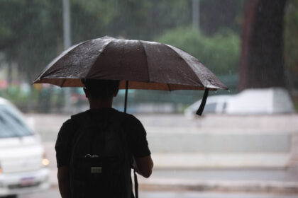Homem segura guarda-chuva