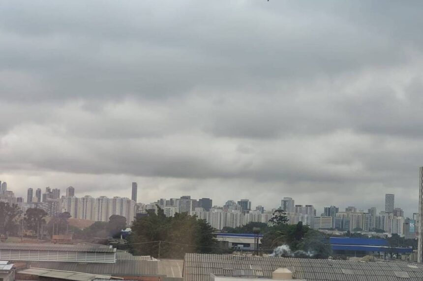 São Paulo terá máxima de 20°C nesta quarta-feira Vista panorâmica da cidade com prédios residenciais e comerciais sob um céu carregado de nuvens cinzentas. Áreas verdes e construções de diferentes alturas compõem a paisagem urbana.