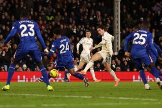 'Sem técnico' e com um a menos, Chelsea perde para o Fulham e agrava crise na Premier League